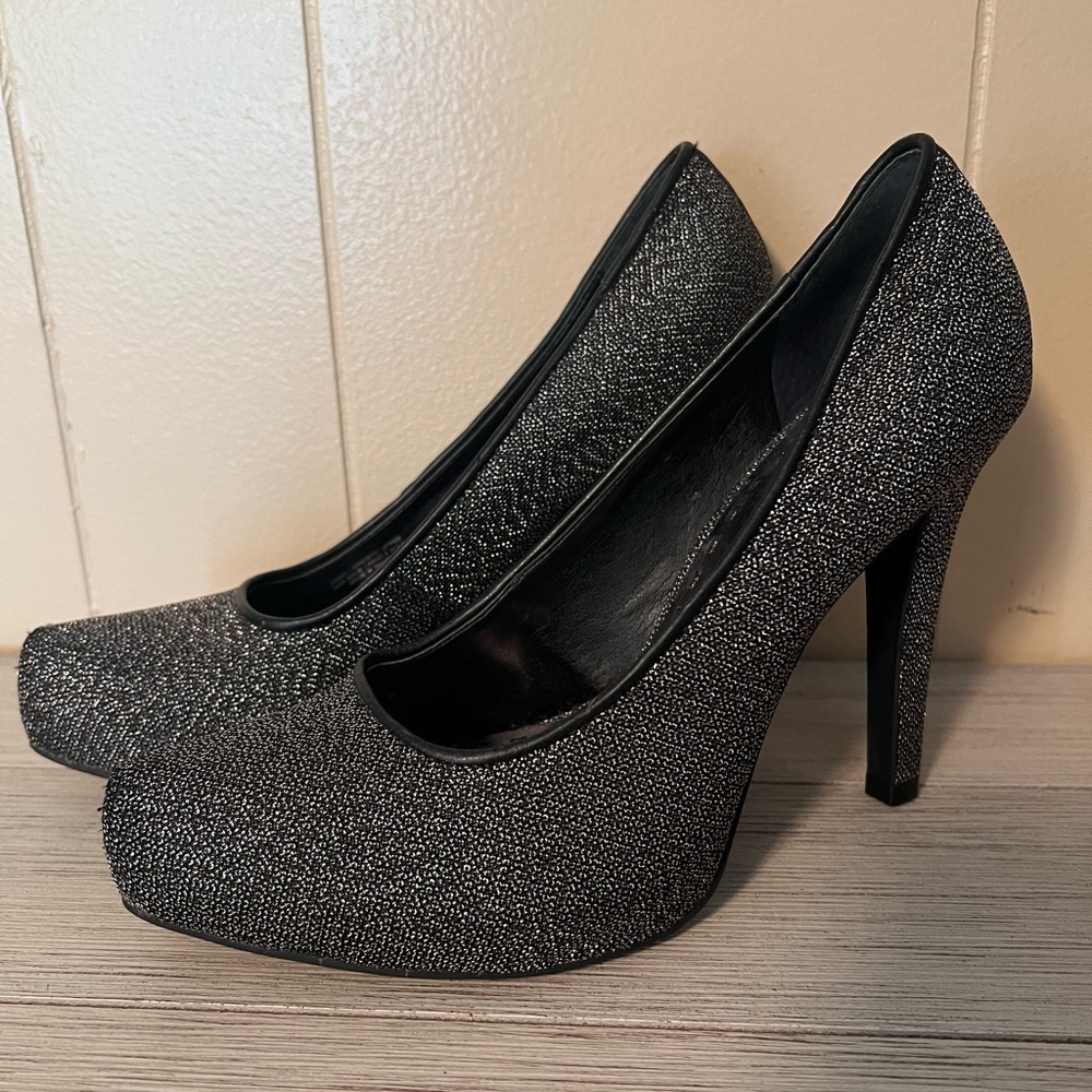 NEW! Metallic pumps! Size 8.5